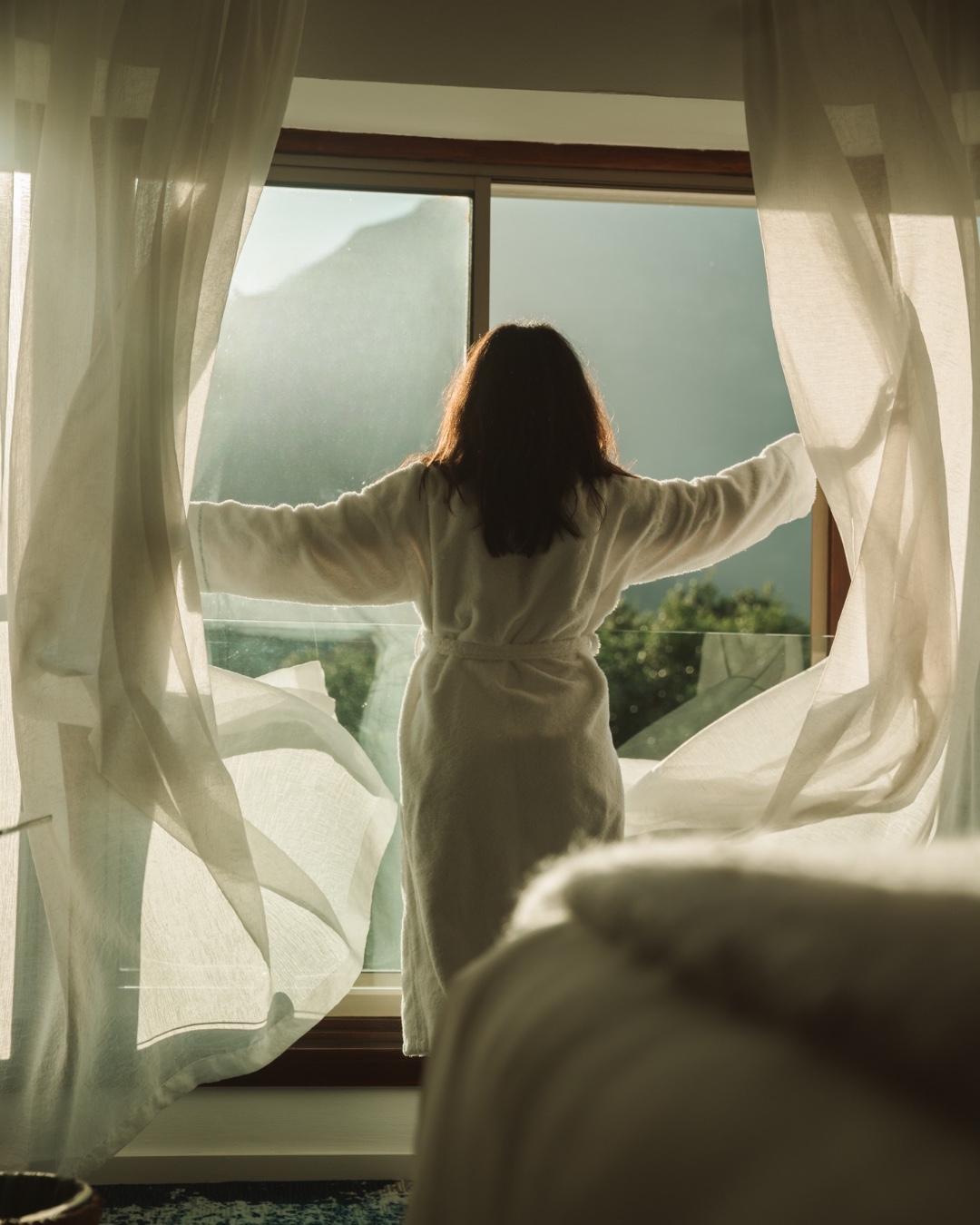 Natural light, layered linen, and a front-row seat to the mountain ⛰️ | Vineyard Hotel